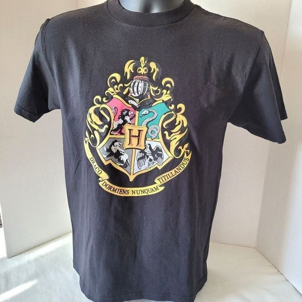 Harry Potter Hogwarts Crest Youth Tee Size M NWOT